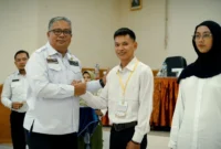 Sekda Solsel, Drs. H. Syamsurizaldi usai pemasangan kokarde kepada peserta pelatihan, Rabu (6/5/2026). (Foto: Pemkab Solsel)