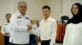 Sekda Solsel, Drs. H. Syamsurizaldi usai pemasangan kokarde kepada peserta pelatihan, Rabu (6/5/2026). (Foto: Pemkab Solsel)