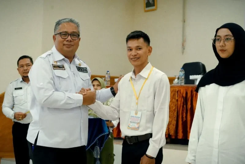 Sekda Solsel, Drs. H. Syamsurizaldi usai pemasangan kokarde kepada peserta pelatihan, Rabu (6/5/2026). (Foto: Pemkab Solsel)
