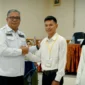 Sekda Solsel, Drs. H. Syamsurizaldi usai pemasangan kokarde kepada peserta pelatihan, Rabu (6/5/2026). (Foto: Pemkab Solsel)