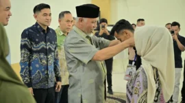 Gubernur Sumbar Mahyeldi memasangkan kokarde kepada peserta pelatihan digital marketing di Auditorium II Mifan Resort and Water Park, Padang Panjang, Minggu (24/5/2026). (Foto: ADPSB)