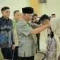 Gubernur Sumbar Mahyeldi memasangkan kokarde kepada peserta pelatihan digital marketing di Auditorium II Mifan Resort and Water Park, Padang Panjang, Minggu (24/5/2026). (Foto: ADPSB)