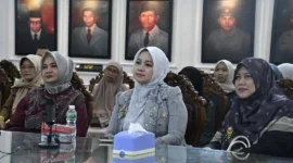 Ketua Dekranasda Padang, Dian Puspita Fadly Amran, Wakil Ketua Dekranasda Srihayati Maigus Nasir, Ketua DW Padang Nova Raju Minropa menghadiri Program PKW Kota Padang di lantai II Balai Kota Lama, Selasa (19/5/2026). (Foto: Diskominfo Padang)