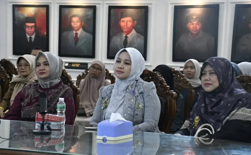 Ketua Dekranasda Padang, Dian Puspita Fadly Amran, Wakil Ketua Dekranasda Srihayati Maigus Nasir, Ketua DW Padang Nova Raju Minropa menghadiri Program PKW Kota Padang di lantai II Balai Kota Lama, Selasa (19/5/2026). (Foto: Diskominfo Padang)