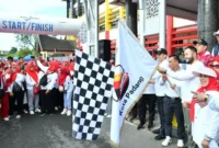 Wali Kota Padang Fadly Amran yang juga Ketua DPW Gebu Minang Sumbar melepas peserta jalan santai di Kantor Gubernur Sumbar, Minggu (17/5/2026) pagi. (Foto: Pemko Padang)