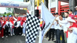 Wali Kota Padang Fadly Amran yang juga Ketua DPW Gebu Minang Sumbar melepas peserta jalan santai di Kantor Gubernur Sumbar, Minggu (17/5/2026) pagi. (Foto: Pemko Padang)