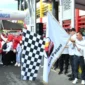 Wali Kota Padang Fadly Amran yang juga Ketua DPW Gebu Minang Sumbar melepas peserta jalan santai di Kantor Gubernur Sumbar, Minggu (17/5/2026) pagi. (Foto: Pemko Padang)