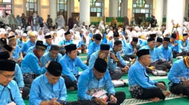 Wakil Wali Kota Padang, Maigus Nasir melepas 393 JCH Kota Padang Kloter 8 di Masjid Agung Nurul Iman, Jumat (1/5/2026). (Foto: Diskominfo Padang)