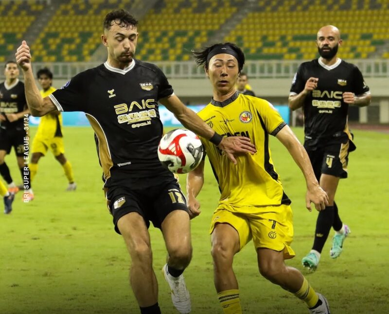 Pemain Semen Padang FC saat berduel dengan pemain Dewa United pada lanjutan BRI Super League 2025/2026 di Banten International Stadium, Serang, Minggu (3/5/2026). (Foto: IG Semen Padang FC)