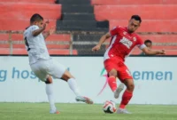 Pemain Semen Padang FC saat berduel dengan pemain lawan. (Foto: IG Semen Padang FC)