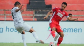 Pemain Semen Padang FC saat berduel dengan pemain lawan. (Foto: IG Semen Padang FC)