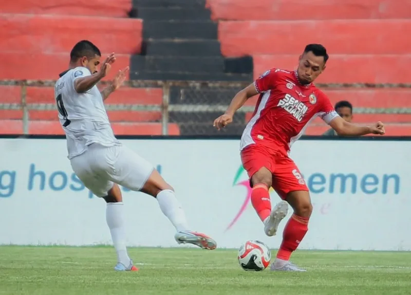 Pemain Semen Padang FC saat berduel dengan pemain lawan. (Foto: IG Semen Padang FC)
