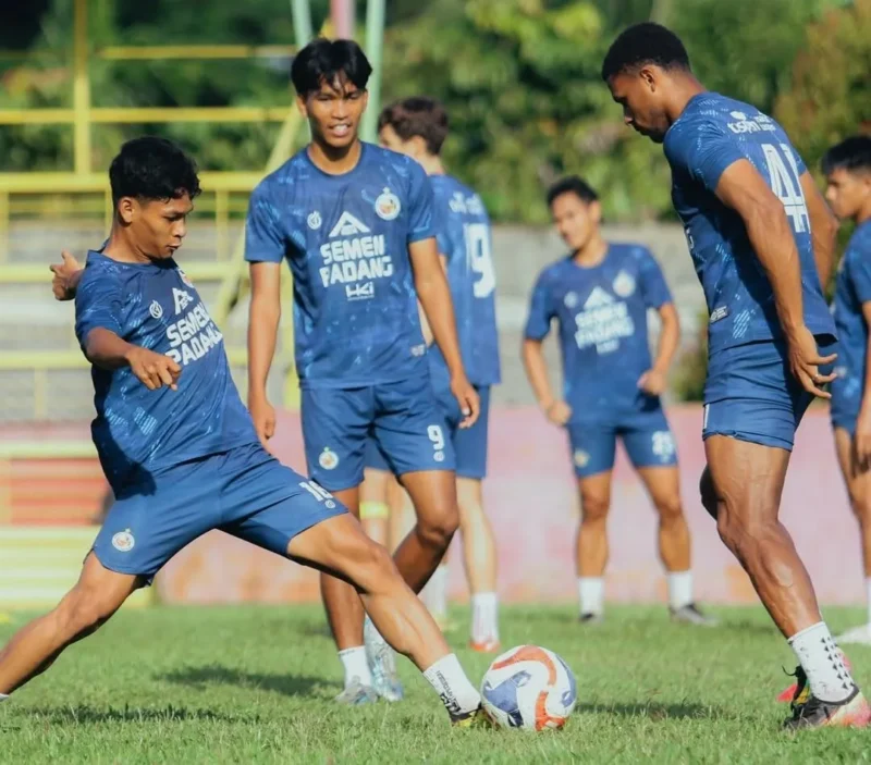 Pemain Semen Padang FC menggelar latihan jelang laga melawan Persija Jakarta di JIS, Sabtu (23/5/2026). (Foto: IG Semen Padang FC)