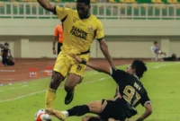 Pemain Semen Padang FC berusaha melewati hadangan pemain Dewa United. (Foto: IG Semen Padang FC)