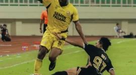 Pemain Semen Padang FC berusaha melewati hadangan pemain Dewa United. (Foto: IG Semen Padang FC)