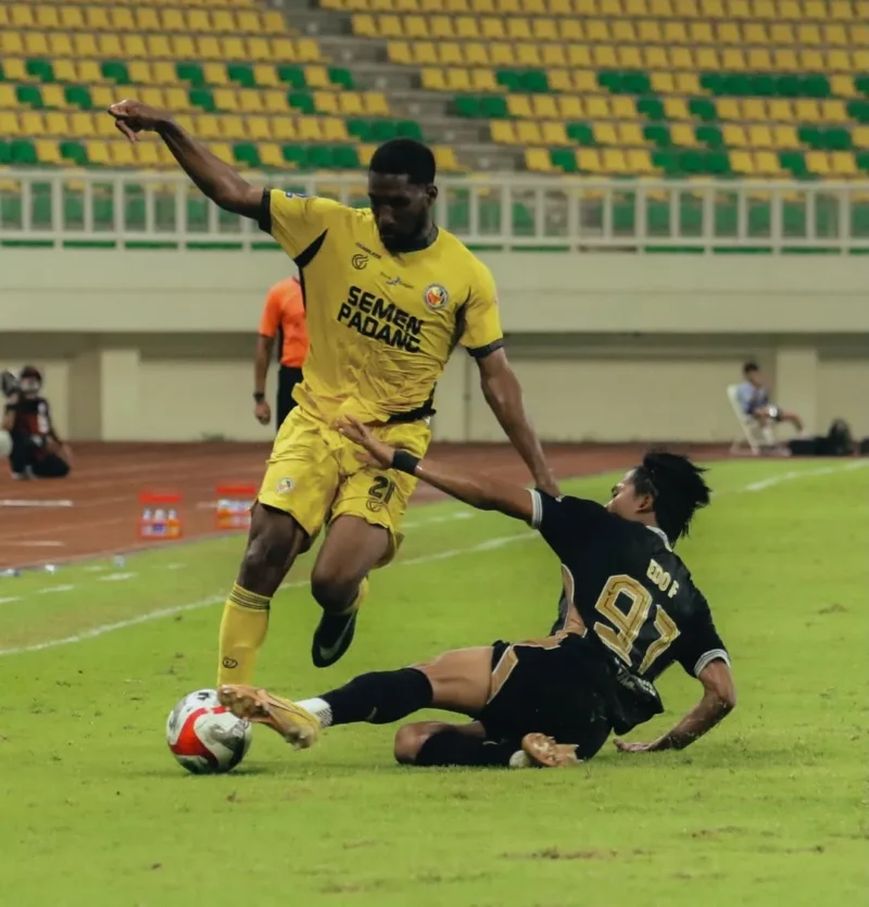 Pemain Semen Padang FC berusaha melewati hadangan pemain Dewa United. (Foto: IG Semen Padang FC)