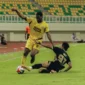 Pemain Semen Padang FC berusaha melewati hadangan pemain Dewa United. (Foto: IG Semen Padang FC)
