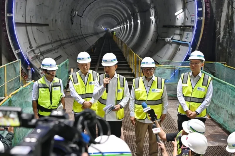 Wakil Presiden RI Gibran Rakabuming Raka memberikan keterangan pers usai meninjau pembangunan MRT Jakarta Fase 2A Bundaran HI-Kota, Selasa (12/5). (Foto: Kemenhub)