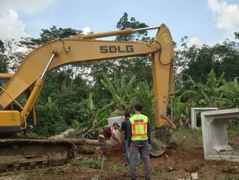 Pemasangan  box culvert di Nagari Kurnia Selatan, Kecamatan Sungai Rumbai, Minggu (31/5/2026). (Foto: Diskominfo Dharmasraya)
