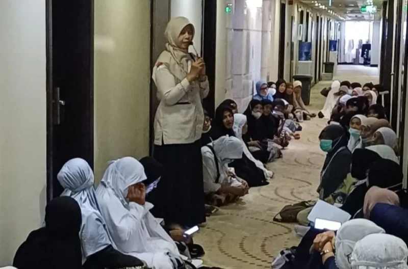 Jemaah perempuan Kloter 14 Embarkasi Padang mendapat pembekalan Fikih Haid jelang puncak ibadah haji. (Foto: Humas Kemenhaj Sumbar)