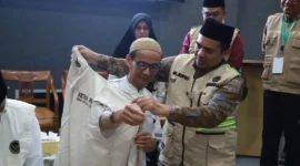 Kepala Kantor Kemenhaj Sumbar, M. Rifki membekali Karu dan Karom Jemaah Haji Kloter 07 Embarkasi Padang, Jumat (1/5). (Foto: Humas Kemenhaj Sumbar)