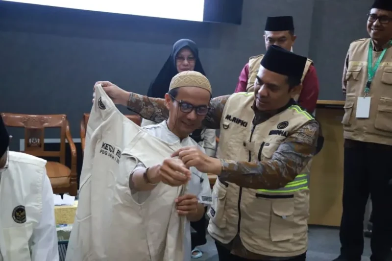Kepala Kantor Kemenhaj Sumbar, M. Rifki membekali Karu dan Karom Jemaah Haji Kloter 07 Embarkasi Padang, Jumat (1/5). (Foto: Humas Kemenhaj Sumbar)