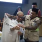 Kepala Kantor Kemenhaj Sumbar, M. Rifki membekali Karu dan Karom Jemaah Haji Kloter 07 Embarkasi Padang, Jumat (1/5). (Foto: Humas Kemenhaj Sumbar)