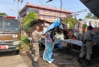 Petugas Satpol PP Padang membongkar pos ronda yang dijadikan pangkalan ojek dan lapak PKL di Simpang Jalan Pramuka, Jalan Khatib Sulaiman, Kecamatan Padang Utara, Senin (11/5/2026). (Foto: Humas Satpol PP Padang)