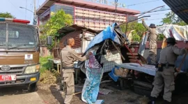 Petugas Satpol PP Padang membongkar pos ronda yang dijadikan pangkalan ojek dan lapak PKL di Simpang Jalan Pramuka, Jalan Khatib Sulaiman, Kecamatan Padang Utara, Senin (11/5/2026). (Foto: Humas Satpol PP Padang)