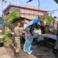 Petugas Satpol PP Padang membongkar pos ronda yang dijadikan pangkalan ojek dan lapak PKL di Simpang Jalan Pramuka, Jalan Khatib Sulaiman, Kecamatan Padang Utara, Senin (11/5/2026). (Foto: Humas Satpol PP Padang)