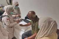 Tim Kesehatan melakukan pemeriksaan jemaah haji risti Embarkasi Padang. (Foto: Humas Kemenhaj Sumbar)