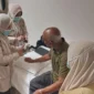 Tim Kesehatan melakukan pemeriksaan jemaah haji risti Embarkasi Padang. (Foto: Humas Kemenhaj Sumbar)