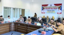 Bupati Pasbar Yulianto memimpin Rapat Koordinasi Persiapan dan Pembentukan Panitia Pilwana 2026 di Auditorium Kantor Bupati Pasbar, Senin (18/5). (Foto: Diskominfo Pasbar)