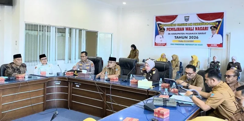 Bupati Pasbar Yulianto memimpin Rapat Koordinasi Persiapan dan Pembentukan Panitia Pilwana 2026 di Auditorium Kantor Bupati Pasbar, Senin (18/5). (Foto: Diskominfo Pasbar)