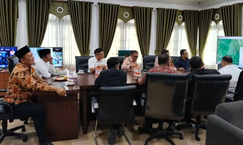 Wakil Bupati Pasbar, M. Ihpan melakukan kunjungan kerja ke Kabupaten Mandailing Natal pada Jumat (8/5). (Foto: Diskominfo Pasbar)