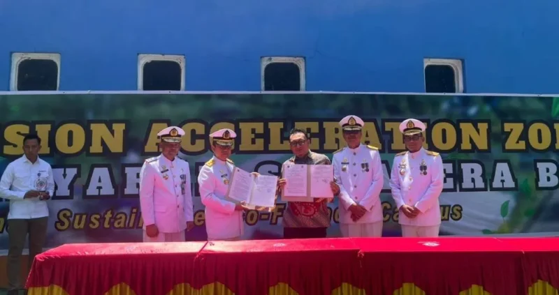 Penandatanganan MoU antara Pemkab Pasbar dan BPSDM Perhubungan Kemenhub di Politeknik Pelayaran Sumbat, Padang Pariaman, Sabtu (9/5). (Foto: Diskominfo Pasbar)