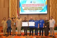 Penandatanganan kerja sama antara Perumda AM Padang dengan Kejari Padang di ZHM Premiere Hotel, Selasa (12/5/2026). (Foto: Prokopim Padang)
