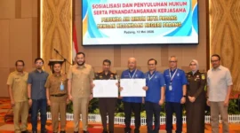 Penandatanganan kerja sama antara Perumda AM Padang dengan Kejari Padang di ZHM Premiere Hotel, Selasa (12/5/2026). (Foto: Prokopim Padang)