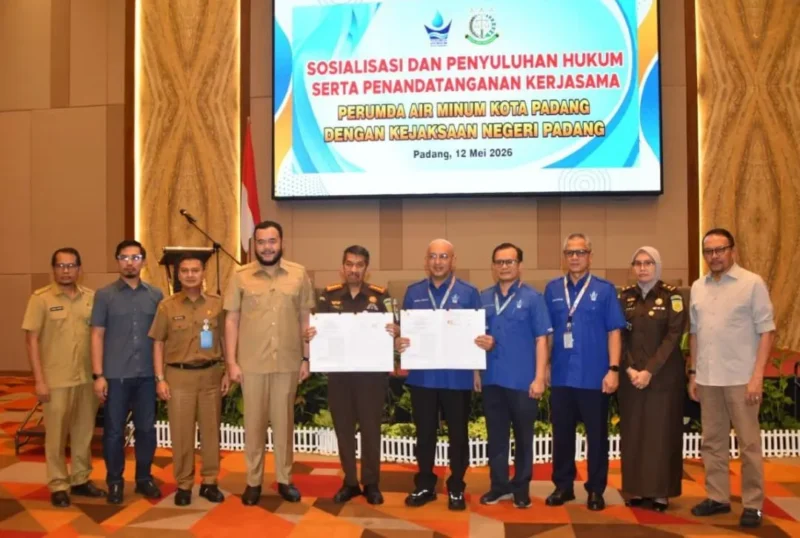 Penandatanganan kerja sama antara Perumda AM Padang dengan Kejari Padang di ZHM Premiere Hotel, Selasa (12/5/2026). (Foto: Prokopim Padang)