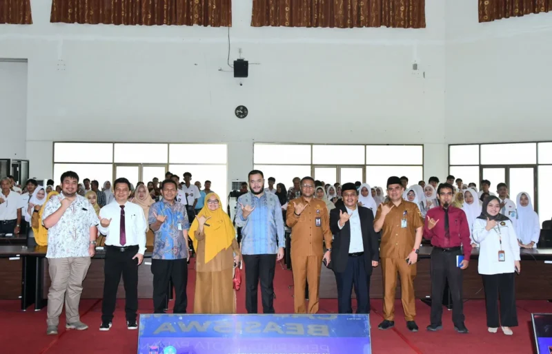 Pemko Padang membekali 60 calon penerima beasiswa kuliah ke Provinsi Guangdong, China di Gedung Bagindo Aziz Chan Balai Aie Pacah, Senin (25/5/2026). (Foto: Pemko Padang)
