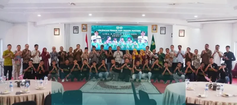Wakil Wali Kota Padang Panjang Allex Saputra melepas PSPP berlaga di Liga 4 Piala Presiden musim 2025/2026 di Hall Lantai III Balai Kota, Kamis (21/5/2026). (Foto: Diskominfo Padang Panjang)