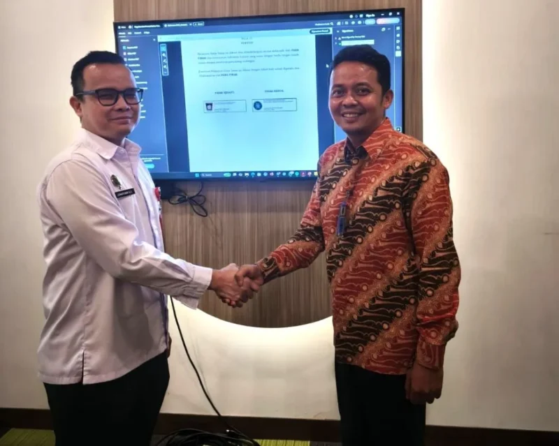 Kepala Diskominfo Kota Padang, Tommy TRD dan Kepala BSrE, Jonathan Gerhard Tarigan usai penandatanganan perpanjangan PKS di Kantor BSrE, Jakarta Selatan, Kamis (21/5/2026). (Foto: Diskominfo Padang)