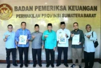 Wakil Wali Kota Padang Maigus Nasir, Ketua DPRD Muharlion, Sekda Raju Minropa, Inspektur Sonny Budaya Putra, Plt Kepala BPKAD Elvira dan Sekretaris DPRD Hendrizal Azhar usai menerima LHP LKPD 2025 dari BPK Perwakilan Sumbar, Jumat (29/5/2026). (Foto: Pemko Padang)