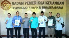 Wakil Wali Kota Padang Maigus Nasir, Ketua DPRD Muharlion, Sekda Raju Minropa, Inspektur Sonny Budaya Putra, Plt Kepala BPKAD Elvira dan Sekretaris DPRD Hendrizal Azhar usai menerima LHP LKPD 2025 dari BPK Perwakilan Sumbar, Jumat (29/5/2026). (Foto: Pemko Padang)