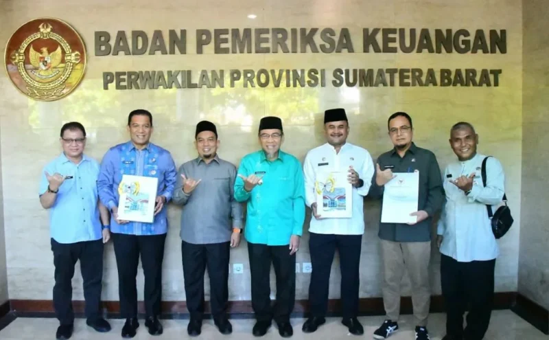 Wakil Wali Kota Padang Maigus Nasir, Ketua DPRD Muharlion, Sekda Raju Minropa, Inspektur Sonny Budaya Putra, Plt Kepala BPKAD Elvira dan Sekretaris DPRD Hendrizal Azhar usai menerima LHP LKPD 2025 dari BPK Perwakilan Sumbar, Jumat (29/5/2026). (Foto: Pemko Padang)