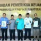 Wakil Wali Kota Padang Maigus Nasir, Ketua DPRD Muharlion, Sekda Raju Minropa, Inspektur Sonny Budaya Putra, Plt Kepala BPKAD Elvira dan Sekretaris DPRD Hendrizal Azhar usai menerima LHP LKPD 2025 dari BPK Perwakilan Sumbar, Jumat (29/5/2026). (Foto: Pemko Padang)