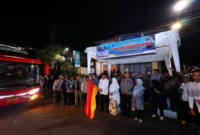 Wakil Wali Kota Payakumbuh Elzadaswarman melepas jemaah calon haji, Kamis (7/5/2026) dini hari. (Foto: MC Payakumbuh)