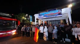 Wakil Wali Kota Payakumbuh Elzadaswarman melepas jemaah calon haji, Kamis (7/5/2026) dini hari. (Foto: MC Payakumbuh)