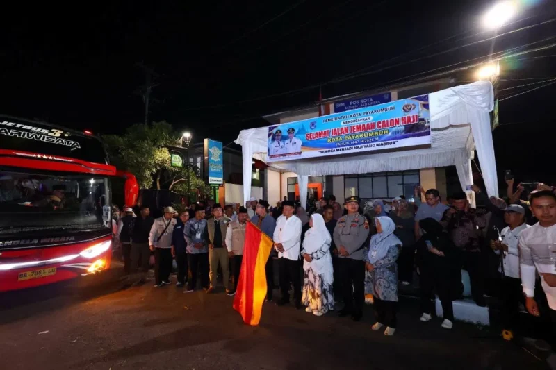 Wakil Wali Kota Payakumbuh Elzadaswarman melepas jemaah calon haji, Kamis (7/5/2026) dini hari. (Foto: MC Payakumbuh)