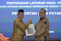 Wali Kota Payakumbuh Zulmaeta menerima LHP LKPD 2025 di Kantor BPK RI Perwakilan Sumatera Barat, Jumat (29/5/2026). (Foto: MC Payakumbuh)